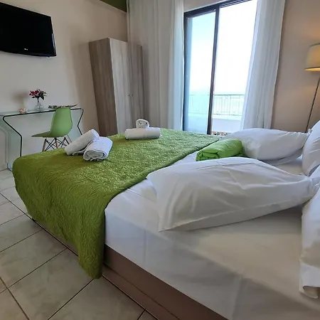 Kiki's Seaview House Apartment